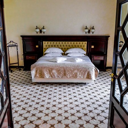 Hotel Golden House Крайова Экстерьер фото