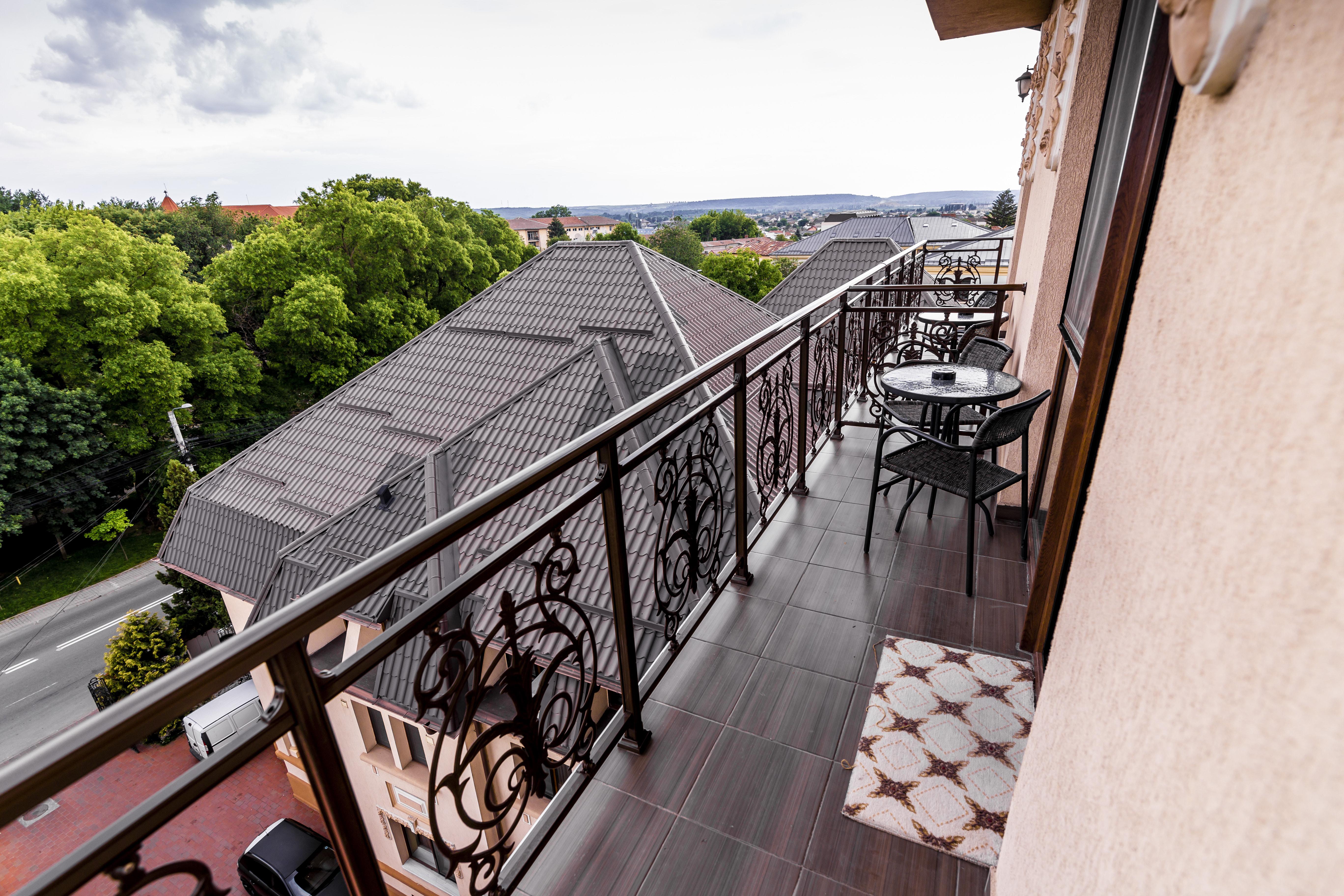 Hotel Golden House Крайова Экстерьер фото