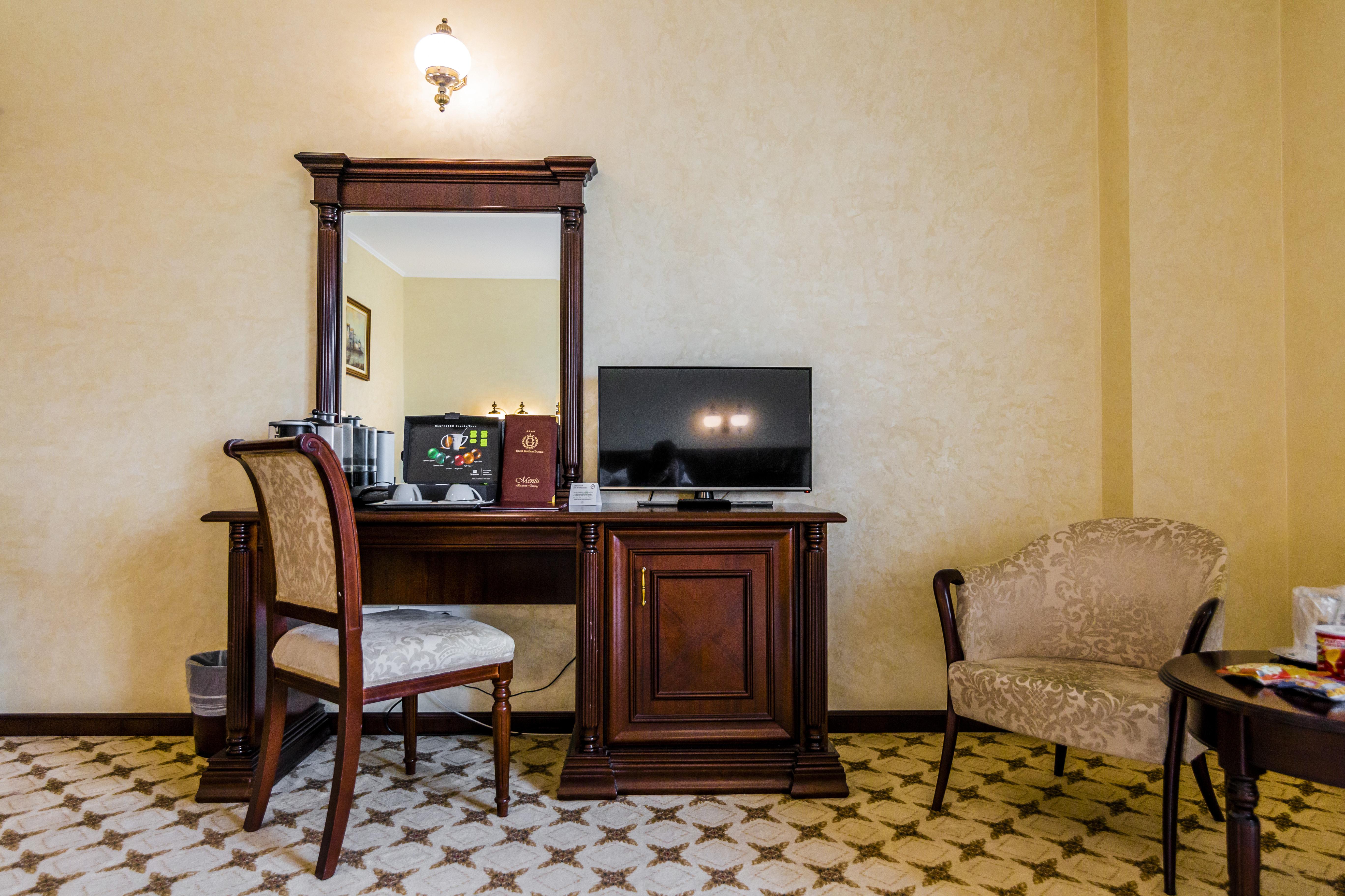 Hotel Golden House Крайова Экстерьер фото