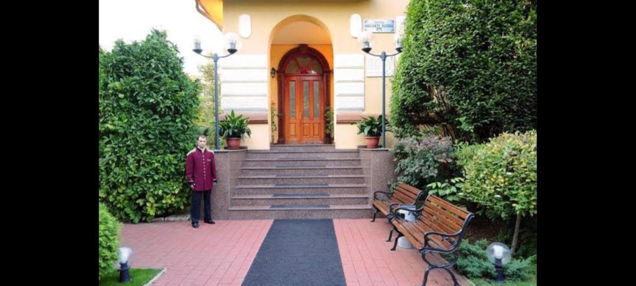 Hotel Golden House Крайова Экстерьер фото
